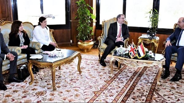 وزير الطيران يبحث مع سفير بريطانيا توسيع الرحلات وإضافة وجهات جديدة