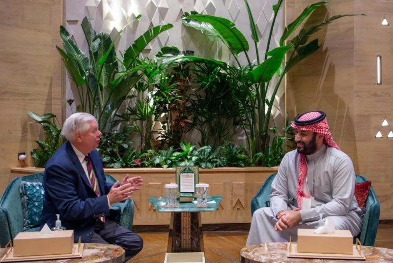 ولي العهد يبحث التطورات الإقليمية والدولية مع السيناتور ليندسي غراهام