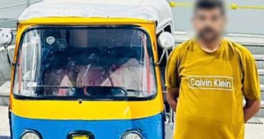 لقطات تحبس الأنفاس.. سائق "توك توك" يقلب المركبة بـ "زبون" بسبب الأجرة