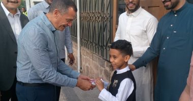 محافظ أسوان يوزع هدايا وعيدية للأطفال بعد صلاة عيد الأضحى