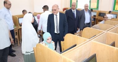 رئيس جامعة سوهاج يتابع امتحانات التيرم الثانى بمركز الاختبارات الإلكترونية