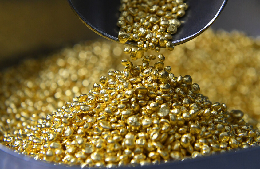 تراجع أسعار الذهب عالمياً بضغط قوة الدولار وتعطل التداول في الأسواق الآسيوية