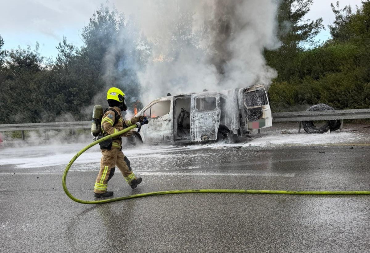 اندلاع النيران داخل مركبة على شارع 6 بالقرب من وادي عارة.