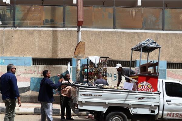 حملة موسعة لرفع الإشغالات بمدينة أسوان لتعزيز السيولة المرورية
