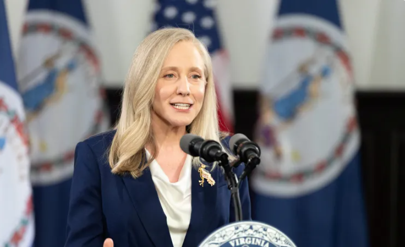 حاكمة فرجينيا تقود هجوما حادا على ترامب
