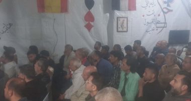 من داخل خيم النزوح.. سكان غزة يتابعون قمة الأهلى والزمالك