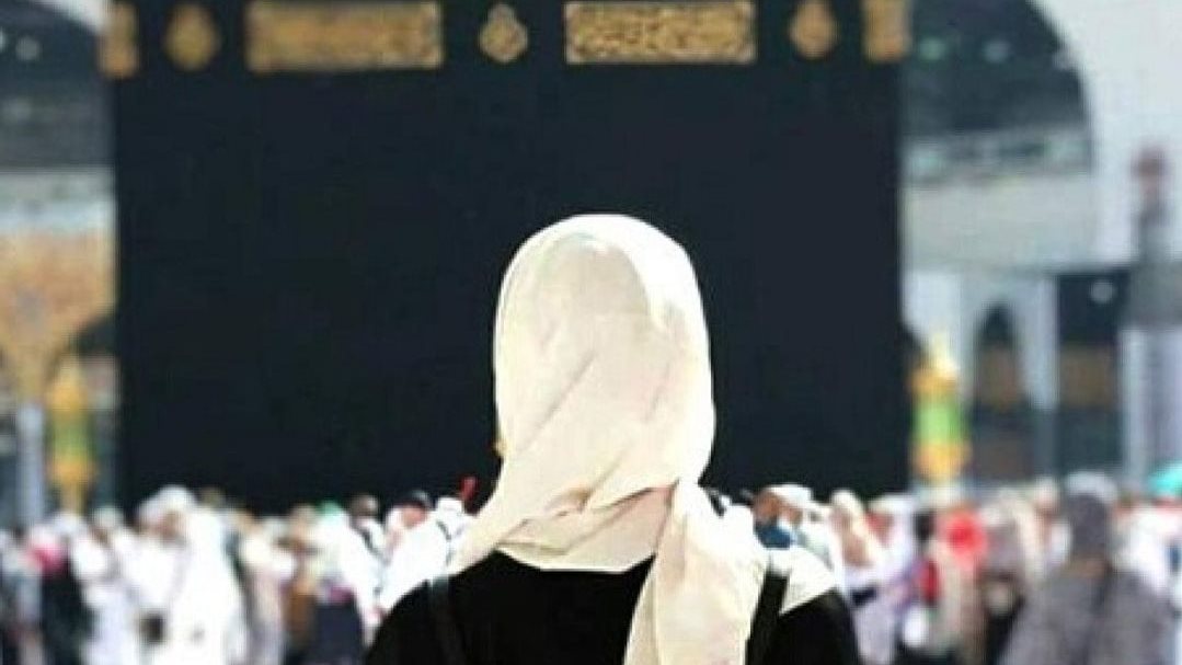 ما حكم سفر المرأة لأداء العمرة والحج بدون محرم؟