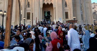 ساحة المرسى أبو العباس بالإسكندرية تمتلئ بالمصلين فى صلاة عيد الفطر