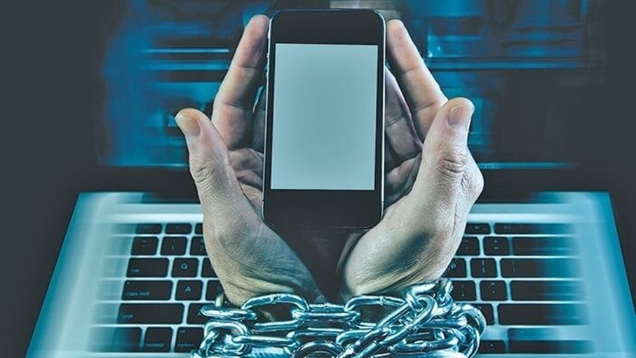 كيف يعزز إدمان الإنترنت اضطراب بنية النوم لدينا