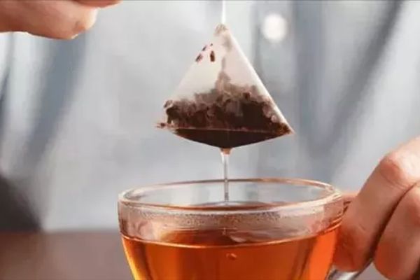 خطر خفي في أكياس الشاي يثير مخاوف صحية