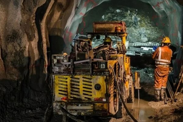 وفاةُ 28 شخصًا إثر انهيار منجم ذهب في أنجولا