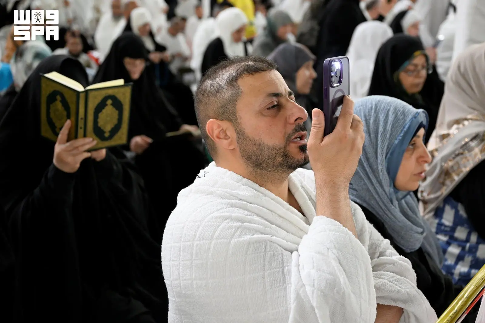 رسائل صوتية من مكة إلى العالم تختصر مشاعر اللحظة الأولى في المسجد الحرام