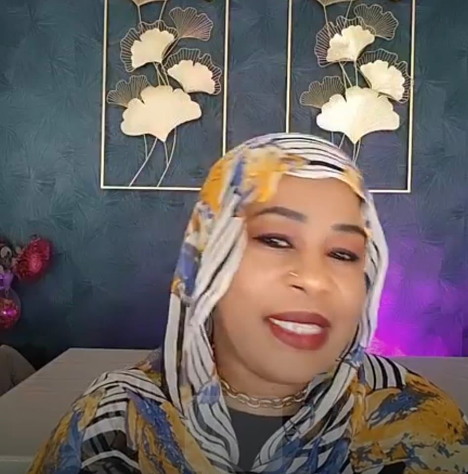 شاهد بالفيديو.. التيكتوكر السودانية الشهيرة "ماما كوكي" تحكي قصة طلاقها من زوجها ومعاناتها قبل الشهرة في بث مباشر