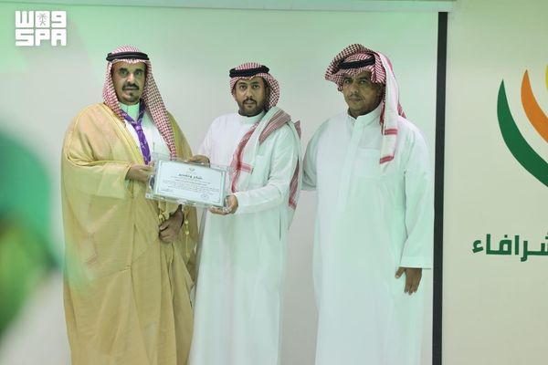محافظ وادي الدواسر يكرّم المشاركين في معسكرات الخدمة العامة للحج