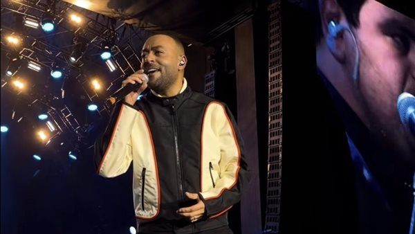 جمهور "عيد الحب" بجدة يتفاعل مع أغنية تامر عاشور "كلموها عني" (فيديو)