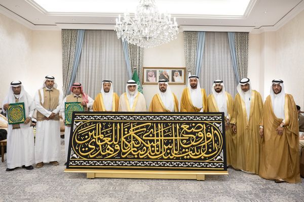 نائب أمير مكة يسلّم كسوة الكعبة المشرفة إلى سدنة بيت الله الحرام