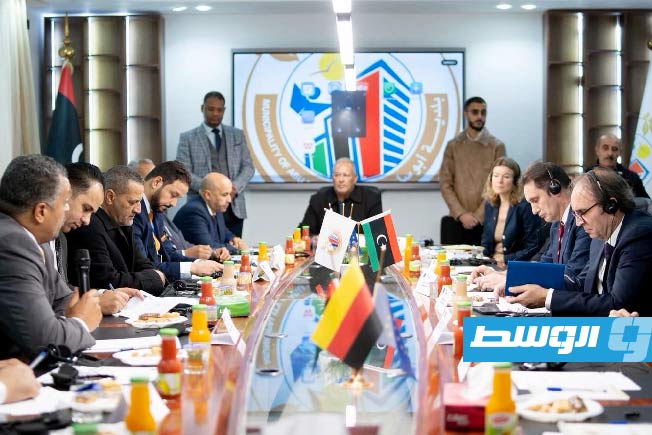 افتتاح مركز خدمات المواطنين في أبوسليم وتدشين نظام للطاقة الشمسية بوزارة «البيئة»