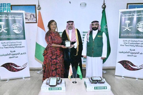 مركز الملك سلمان للإغاثة يسلّم 50 طنًا من التمور هدية المملكة لجمهورية كوت ديفوار