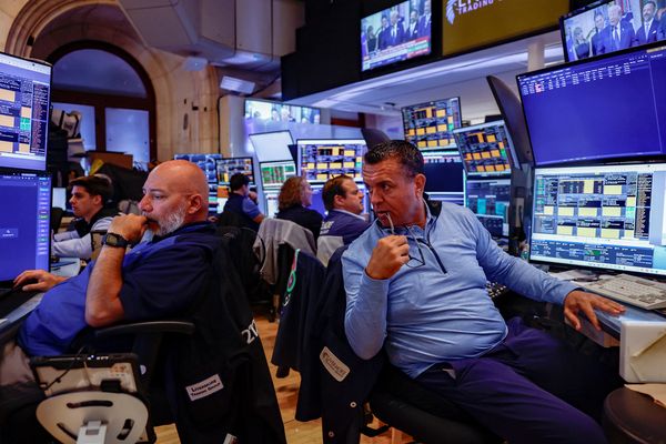 الأسواق الأمريكية تبدأ تعاملاتها بأداء متباين