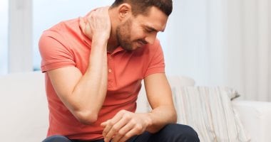 تحدث لـ 2 من كل 100 ألف.. متى يكون ألم الرقبة علامة على حالة نادرة؟