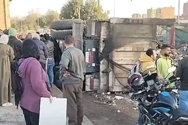 داست على الأم وابنتيها.. التحقيق مع سائق تريلا تسبب فى مصرع صغيرة بالمعصرة