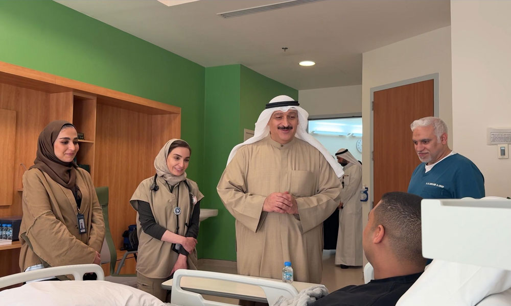 وزير الصحة يطمئن على حالة أحد منتسبي الجهات الأمنية المصاب أثناء تأدية واجبه في مطار دولة الكويت