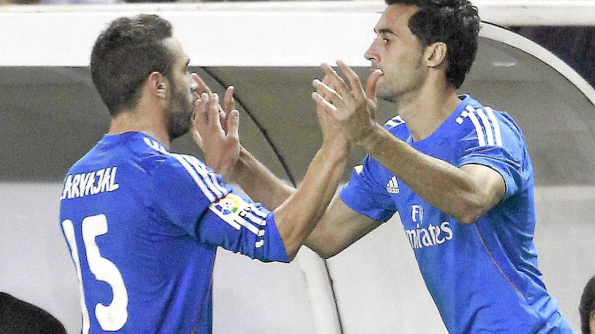 أربيلوا وكارفاخال: توتر مُفاجئ يكشفه صحفي إسباني داخل ريال مدريد