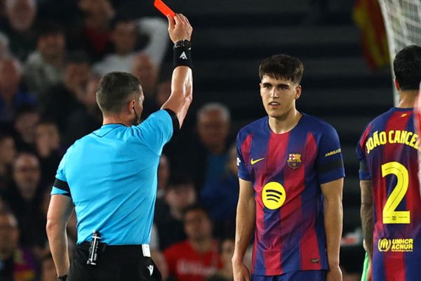 اليويفا يرفض شكوى برشلونة بشأن التحكيم عقب الهزيمة أمام أتلتيكو