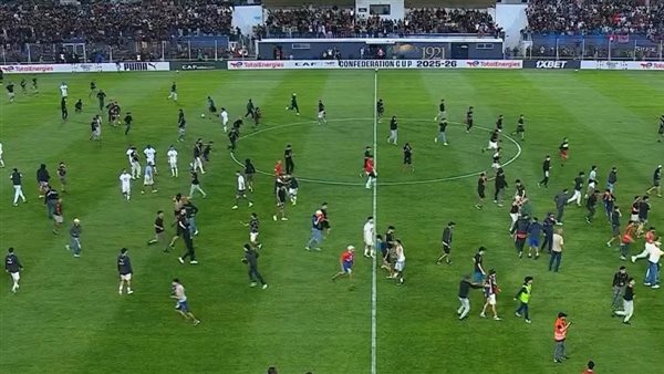 تأخر انطلاق مباراة أولمبيك آسفي واتحاد العاصمة بسبب الشغب الجماهيري (فيديو وصور)