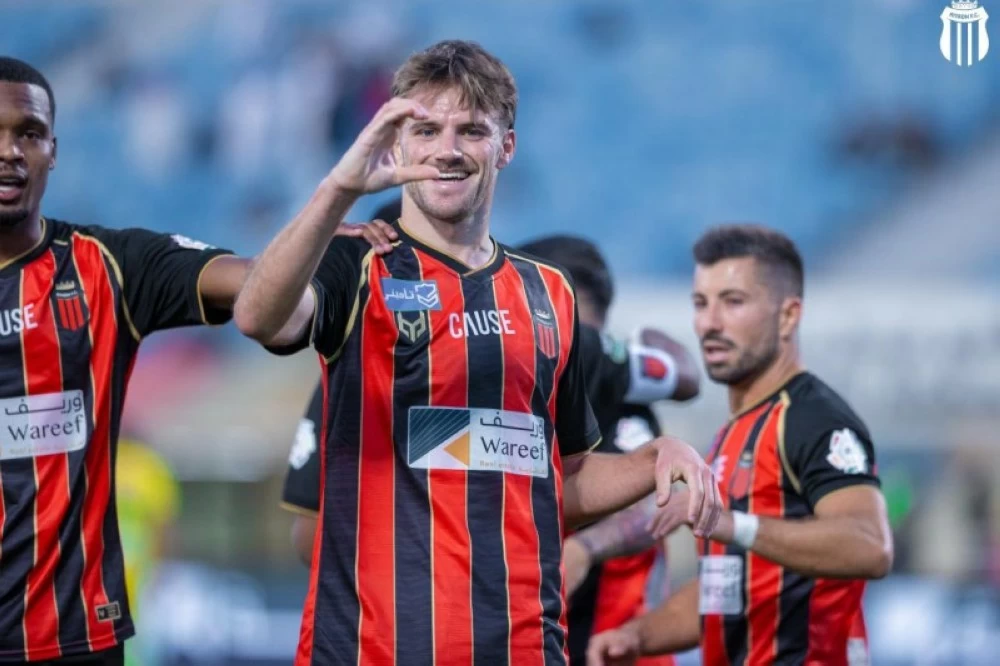 الخليج يهرب من كمين المدرسة بنقطة