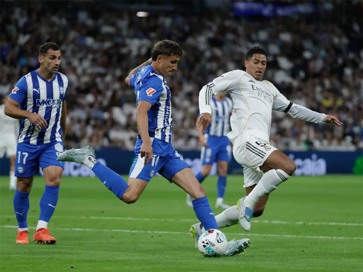 لاعب ريال مدريد يغادر مباراة ألافيس للإصابة