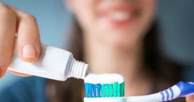 9 أطعمة ومشروبات تضر أسنانك