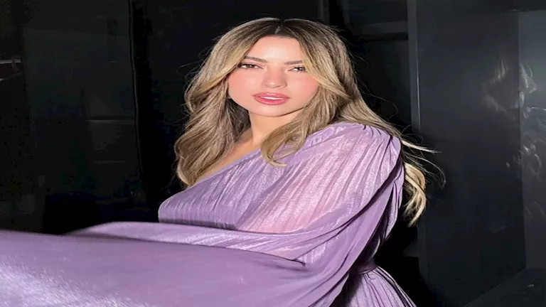 ميرنا جميل تخطف الأنظار بفستان جريء باللون الأصفر