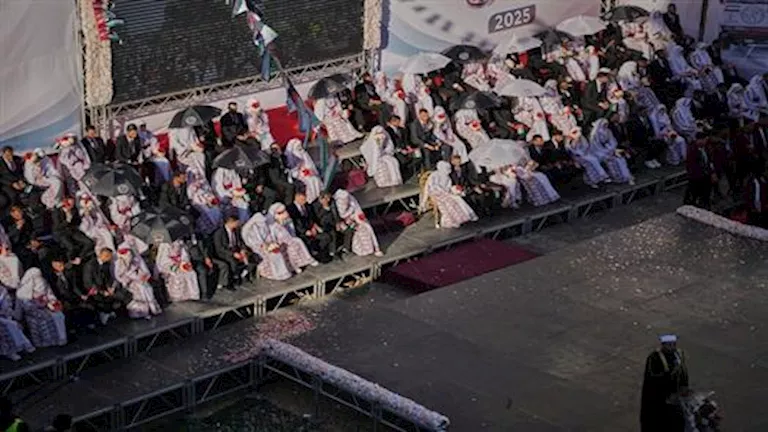 غزة تواجه الحرب بمشاهد زفاف على الجرافات