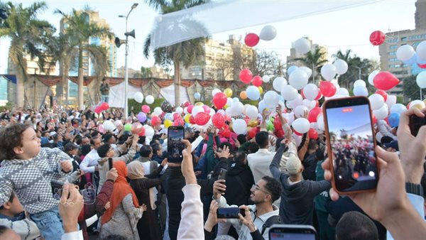 تساقط البلالين من السماء على المصلين بمسجد مصطفى محمود عقب صلاة العيد (صور)