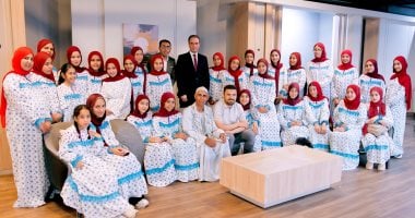 المسلماني يستقبل كورال الفلاحين بقرية الدوامة قبيل الظهور في توك شو (من ماسبيرو)