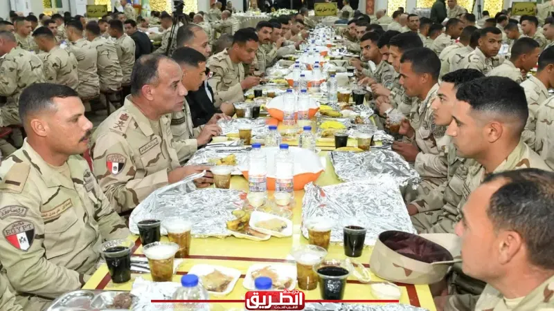 وزير الدفاع والإنتاج الحربي يشارك مقاتلي القوات المسلحة بالجيش الثانى الميداني إفطار رمضان