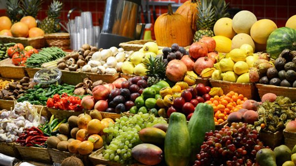 سعر الفاكهة اليوم، انخفاض العنب والتفاح المصري والمشمش يبدأ من 20 جنيها