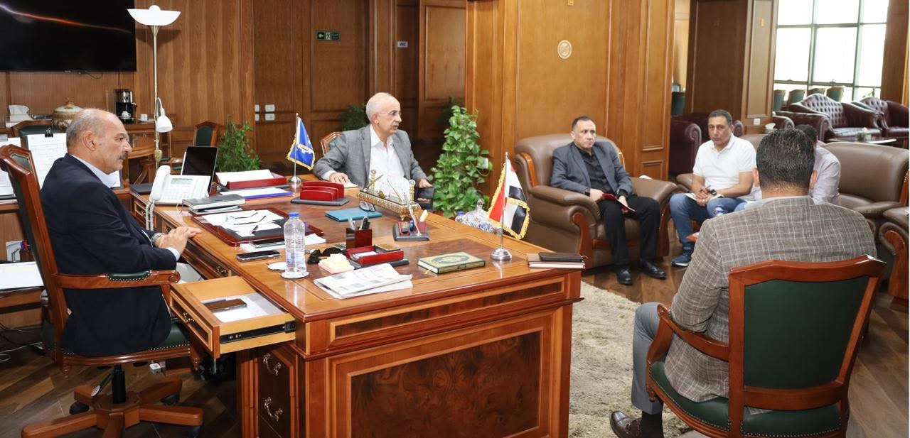 محافظ السويس يبحث مع جهاز تنمية المشروعات بروتوكول تعاون لإحلال سيارات الميكروباص القديمة بسيارات حديثة
