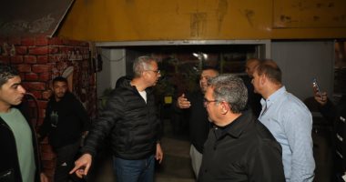 محافظ الجيزة يضبط حالات مخالفة لمواعيد الغلق خلال جولة مسائية