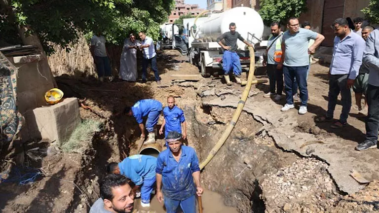 تفاصيل إصلاح خط المياه الرئيسي بشبين الكوم والدفع بـ11 معدة