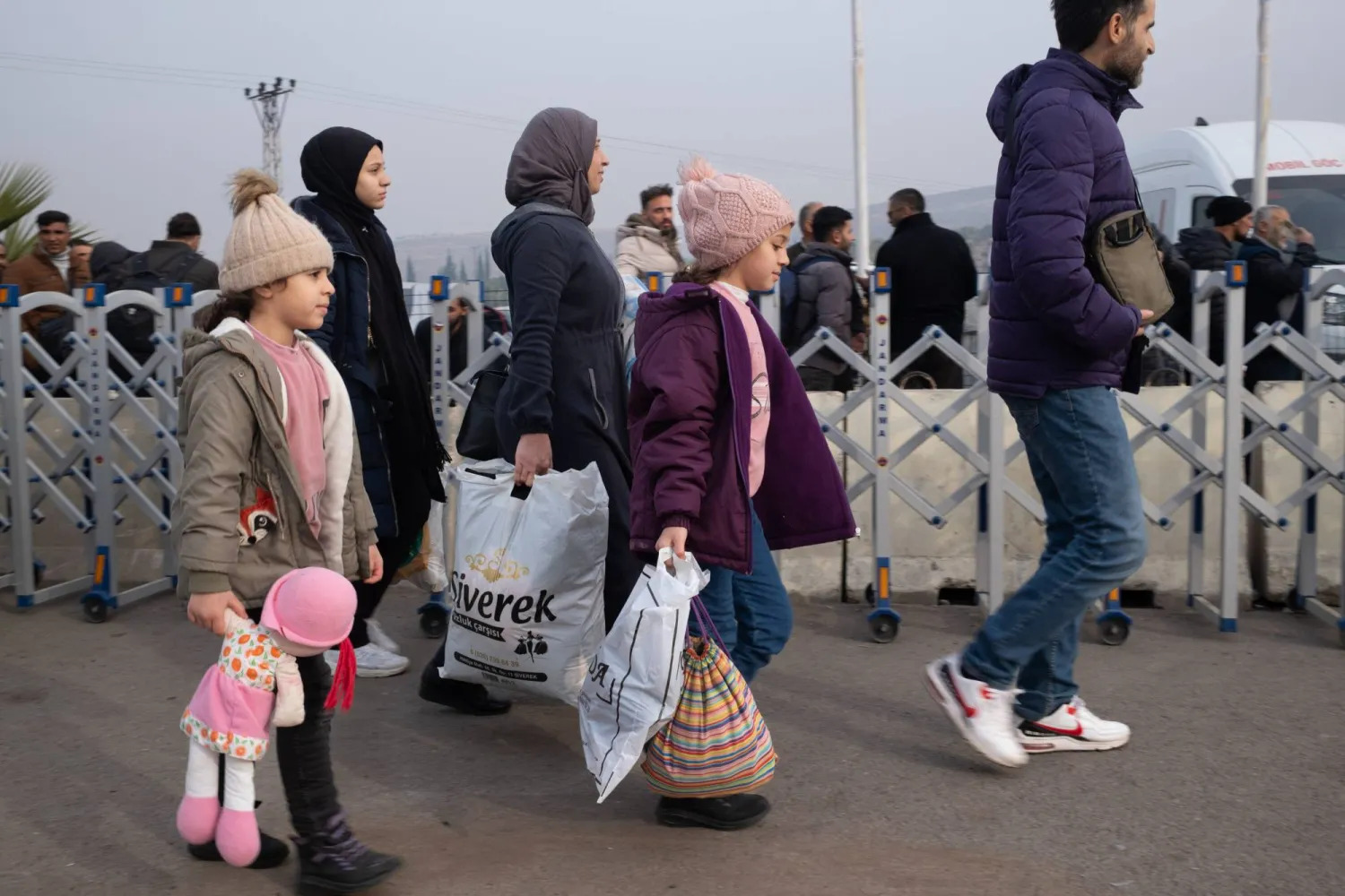 في اليوم العالمي للاجئين.. تزايد عودة السوريين إلى بلادهم رغم أزمة النزوح