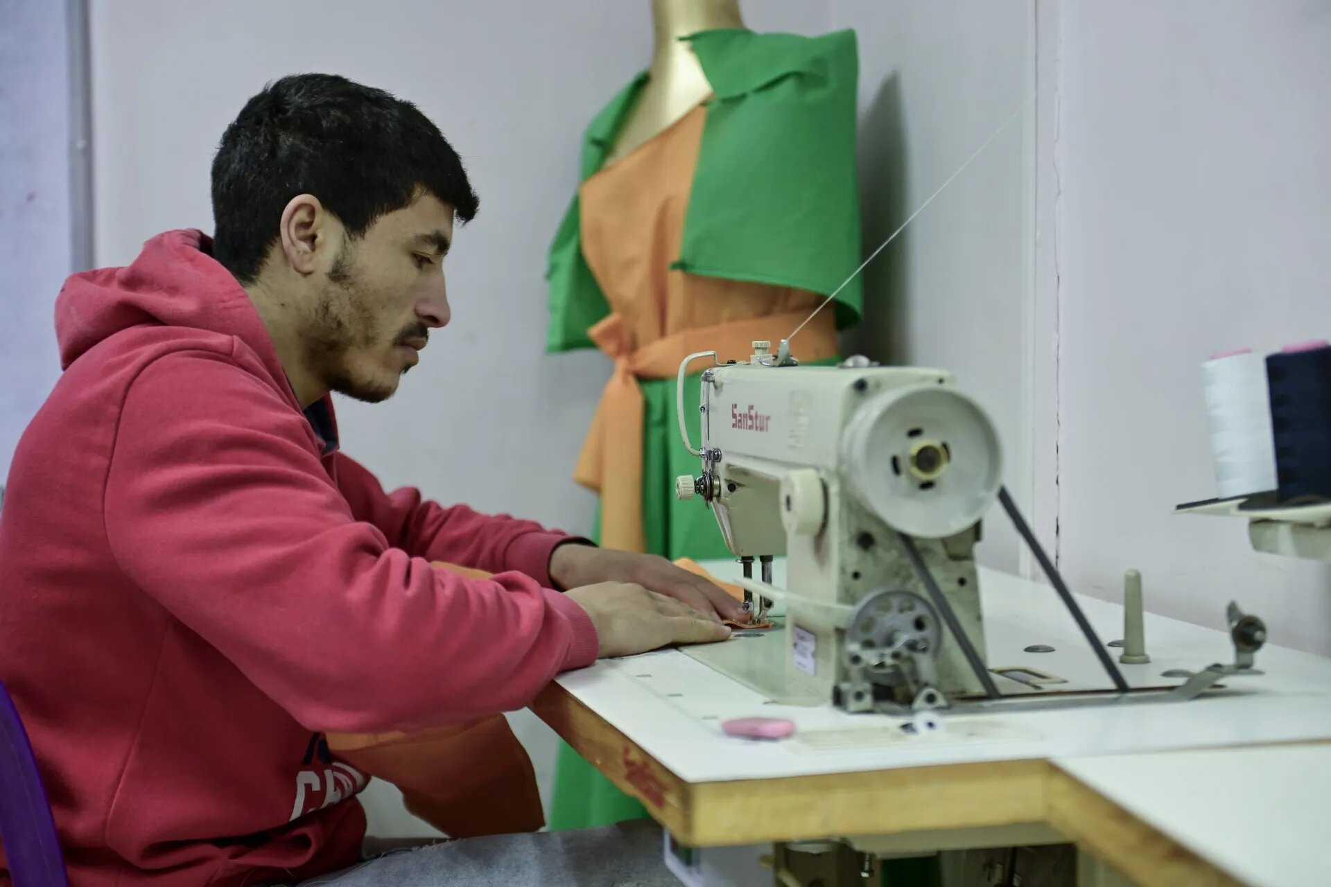 حياكة الأمل غرزة غرزة.. التدريب المهني ينقذ أحلام شباب سوريين