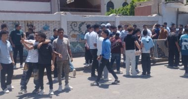 طلاب الثانوية العامة يفتتحون ماراثون الامتحانات بالدين والوطنية.. حزم من اللجان لمنع الغش.. والصفحات الإلكترونية تنشر أسئلة.. وزير التعليم يشدد على تحقيق أعلى درجات الانضباط.. أولياء أمور يطالبون بتسه