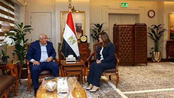 وزيرة التنمية المحلية والبيئة تتابع مع محافظ مطروح مشروعات الخطة الاستثمارية