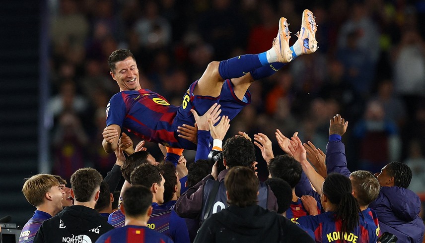 ليفاندوفسكي يودع كامب نو بالدموع ويغادر برشلونة من الباب الكبير