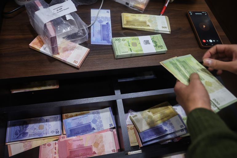 تراجع طفيف ومستمر لليرة السورية أمام الدولار