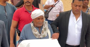 لحظة الصلح وتقديم الكفن بعد خصومة ثأرية استمرت 50 عاما فى قنا