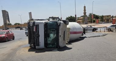 انقلاب خلاطة أسمنت فى المقطم.. إصابة السائق وإزالة بقعة زيت ومخلفات بناء