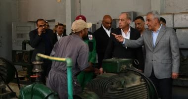 وزير الإنتاج الحربى يتابع تشغيل أحد خطوط الإنتاج بشركة أبو زعبل للكيماويات